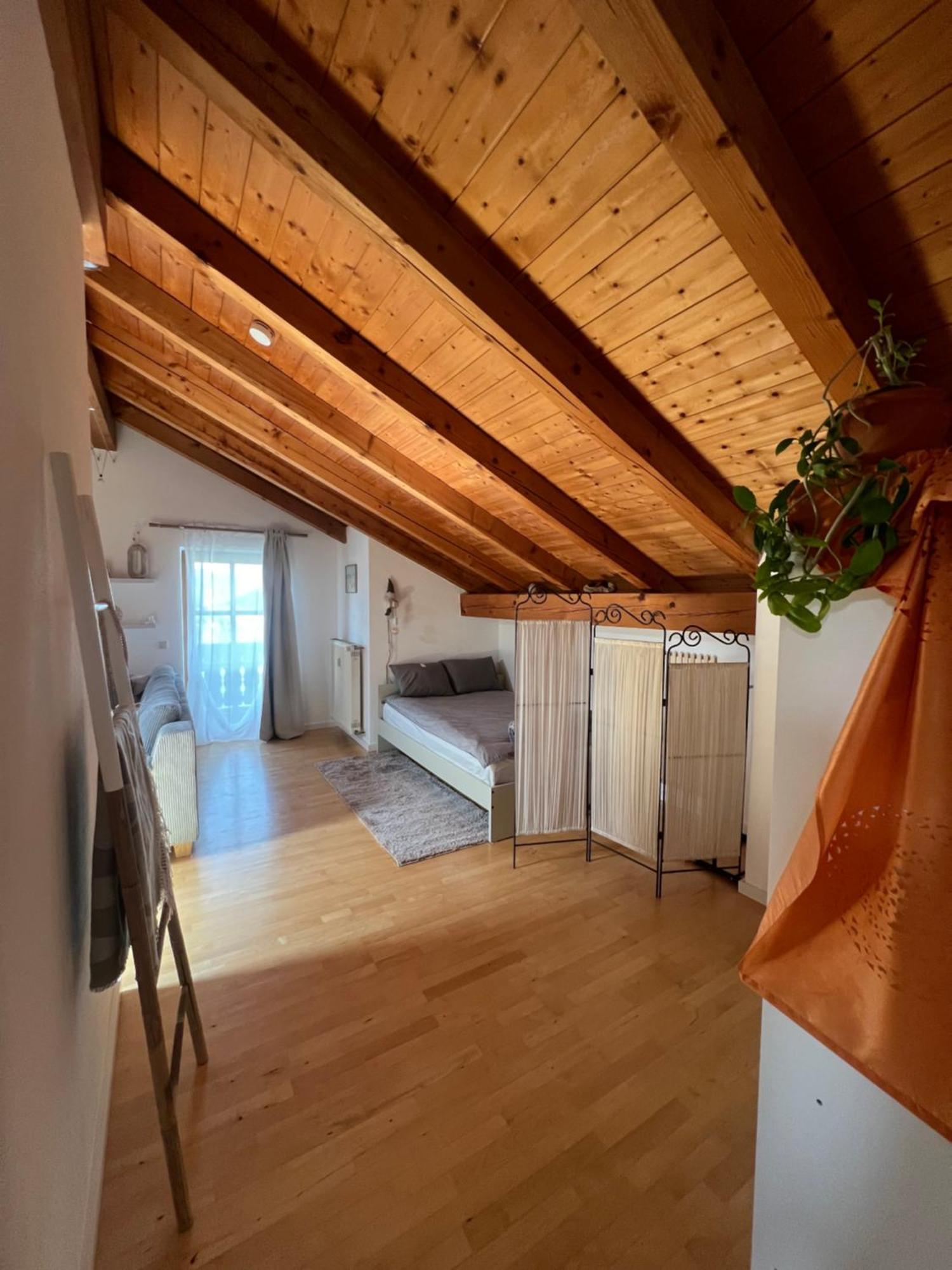 Gemuetliche Dachgeschosswohnung Mit Balkon Apartment