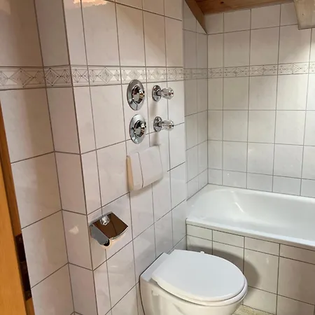 Gemuetliche Dachgeschosswohnung Mit Balkon Ainring Exterior photo