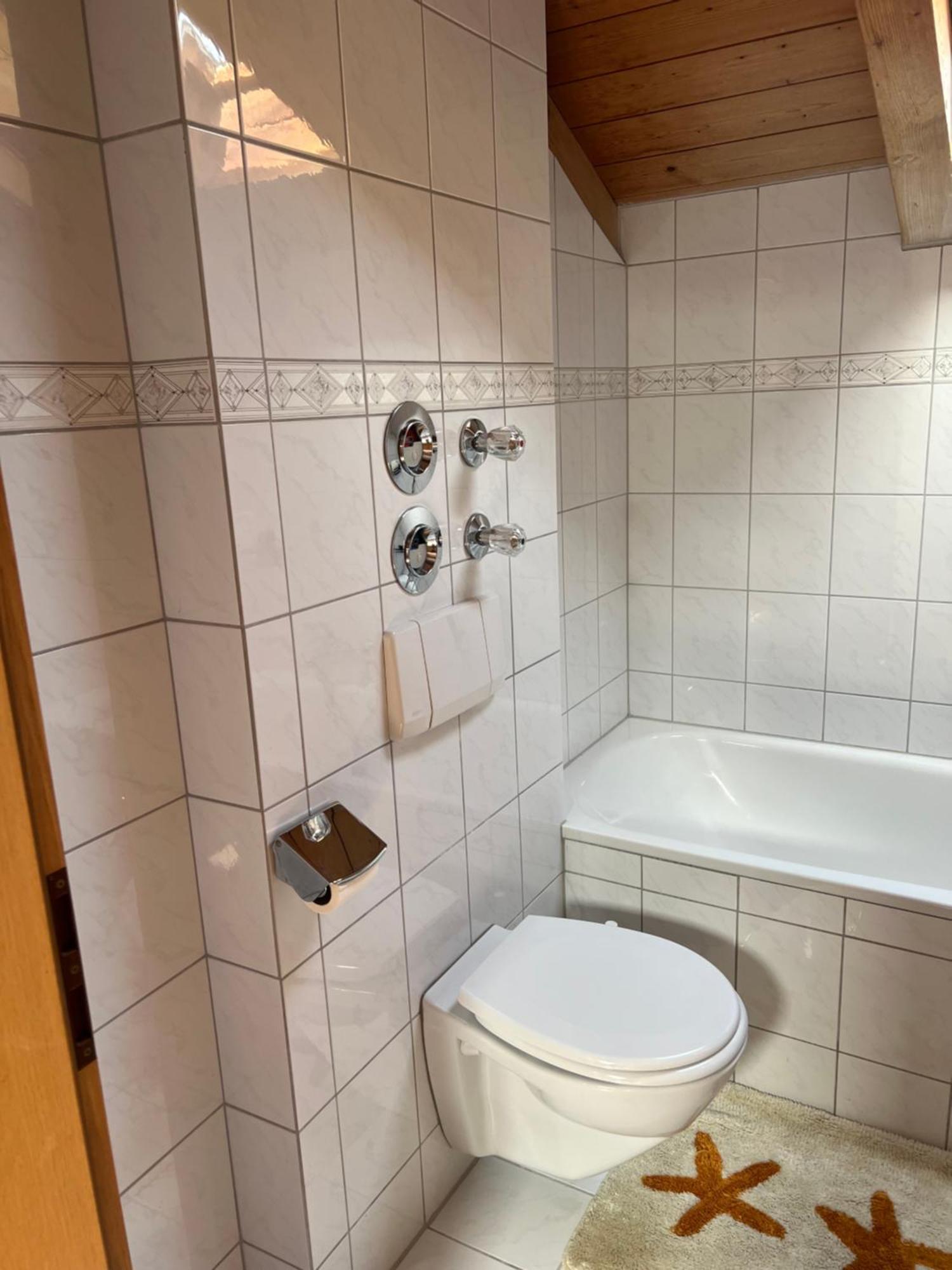 Gemuetliche Dachgeschosswohnung Mit Balkon *